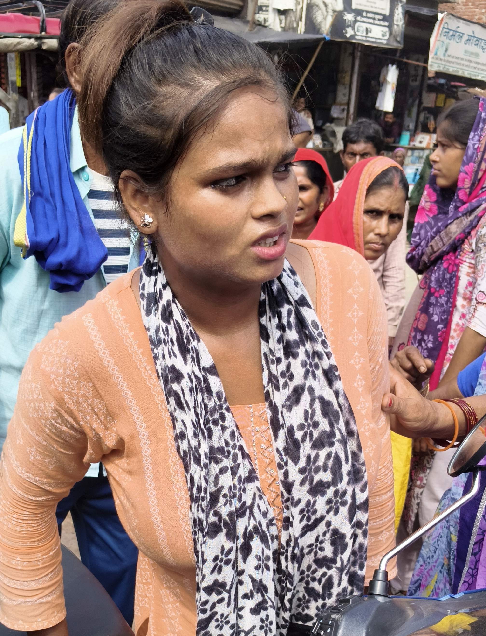जलालाबाद में ट्रक के नीचे फंसी स्कूटी। संवाद