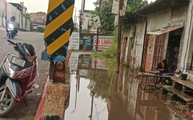 जलीलपुर क्षेत्र के गांव मीरापुर सीकरी में मकान में घुसा पानी फोटो ग्रामीण स्रोत संवाद