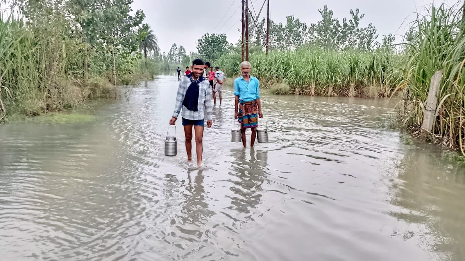 जलीलपुर क्षेत्र के गांव मीरापुर सीकरी में मकान में घुसा पानी फोटो ग्रामीण स्रोत संवाद