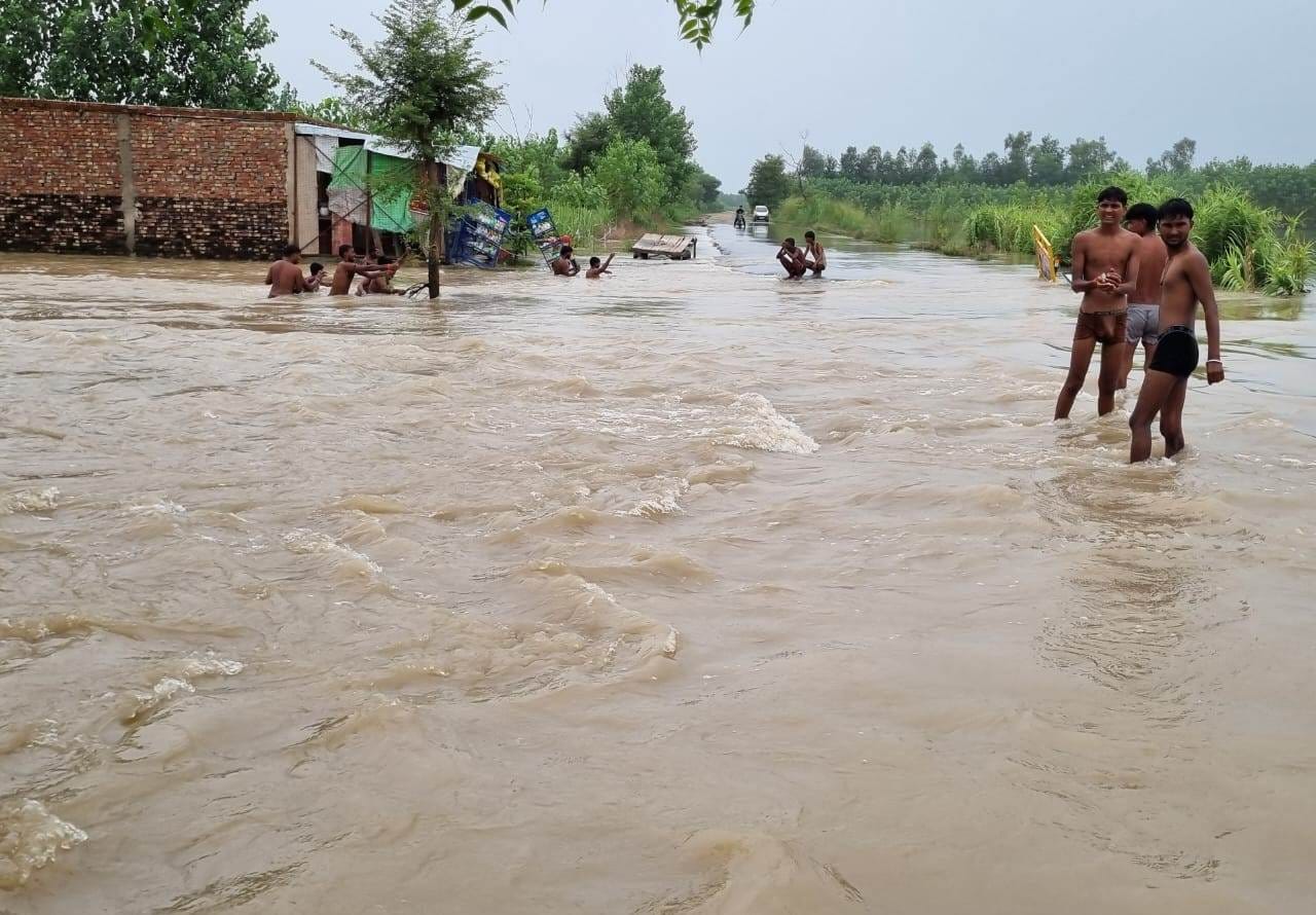 जलीलपुर क्षेत्र के गांव मीरापुर सीकरी में मकान में घुसा पानी फोटो ग्रामीण स्रोत संवाद