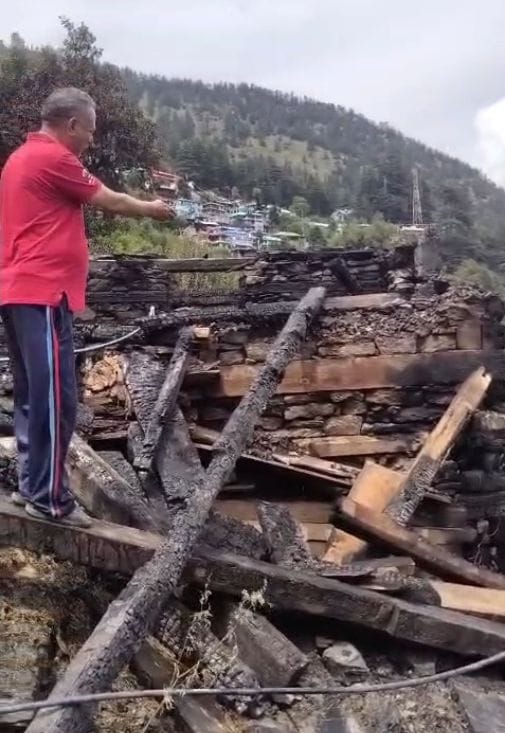 किन्नौर के कनई गांव में वीरवार रात घर में आग लगने से 10 कमरे जले। संवाद