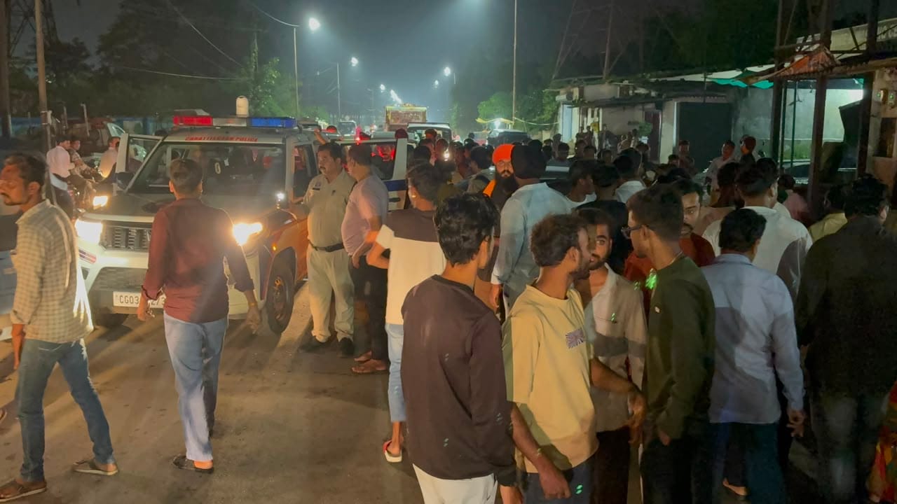 कार और ई-रिक्शा में जोरदार भिड़ंत,4 घायल कार और ई-रिक्शा में जोरदार भिड़ंत,4 घायल