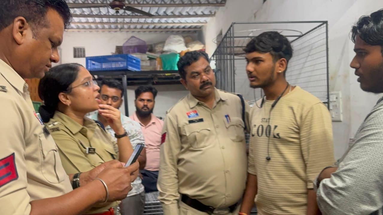 कार और ई-रिक्शा में जोरदार भिड़ंत,4 घायल कार और ई-रिक्शा में जोरदार भिड़ंत,4 घायल