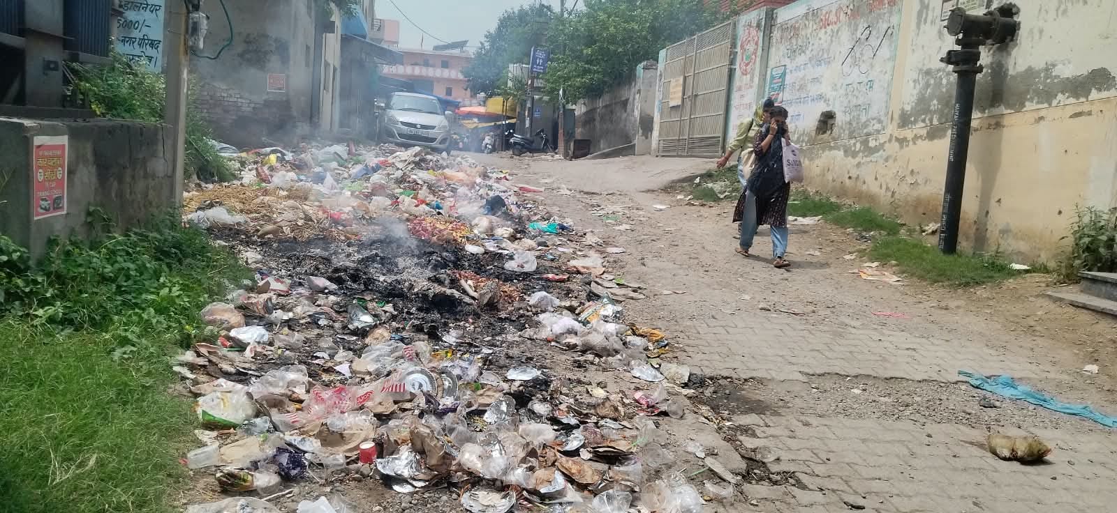 कुरुक्षेत्र। जिला सचिवालय परिसर में मुख्यमंत्री व सांसद के होर्डिंग के साथ ही इस तरह फैला कचरा। कुरुक्षेत्र। जिला सचिवालय परिसर में मुख्यमंत्री व सांसद के होर्डिंग के साथ ही इस तरह फैला कचरा।