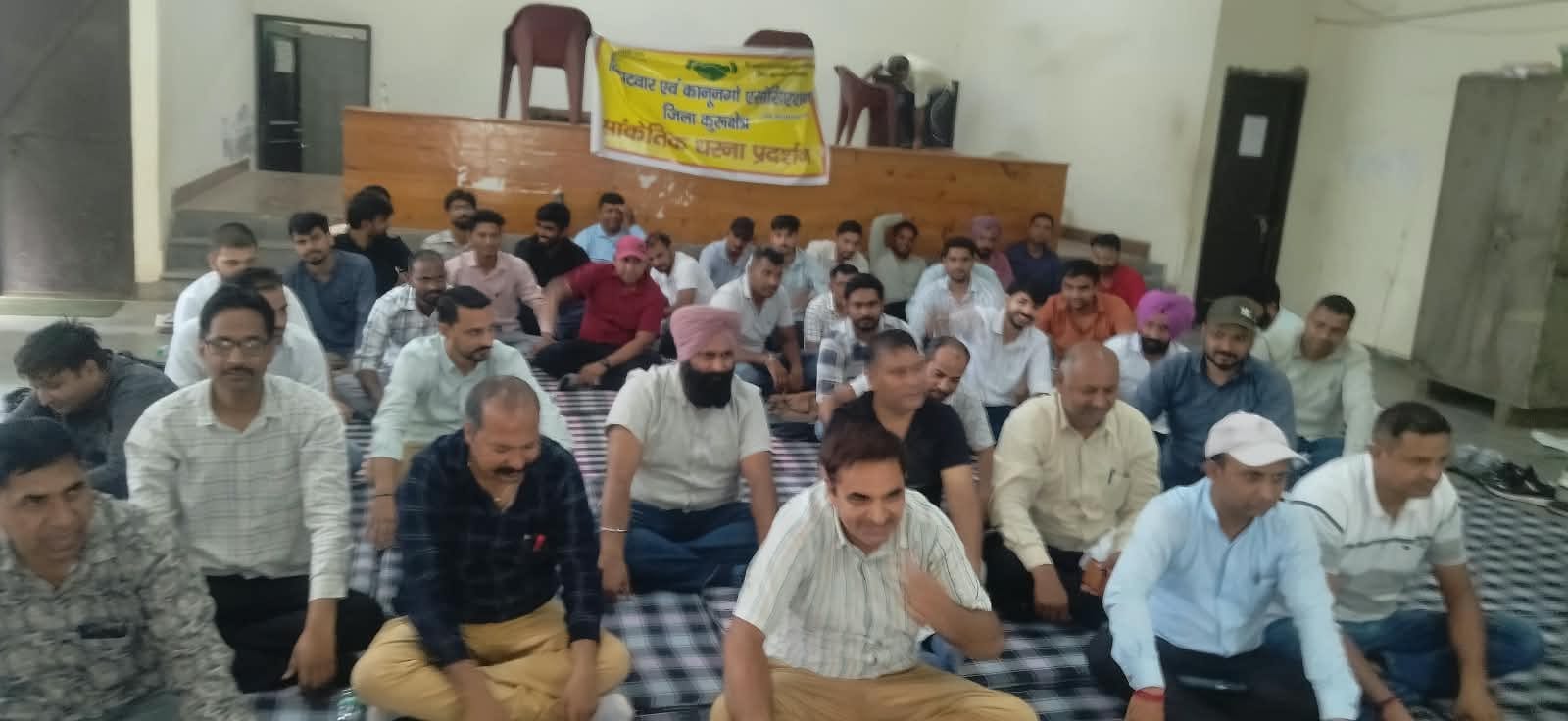 कुरुक्षेत्र। पटवारियों की हड़ताल के बीच तहसील में पूछताछ के बाद बिना काम हुए ही लौटते लोग। संवा