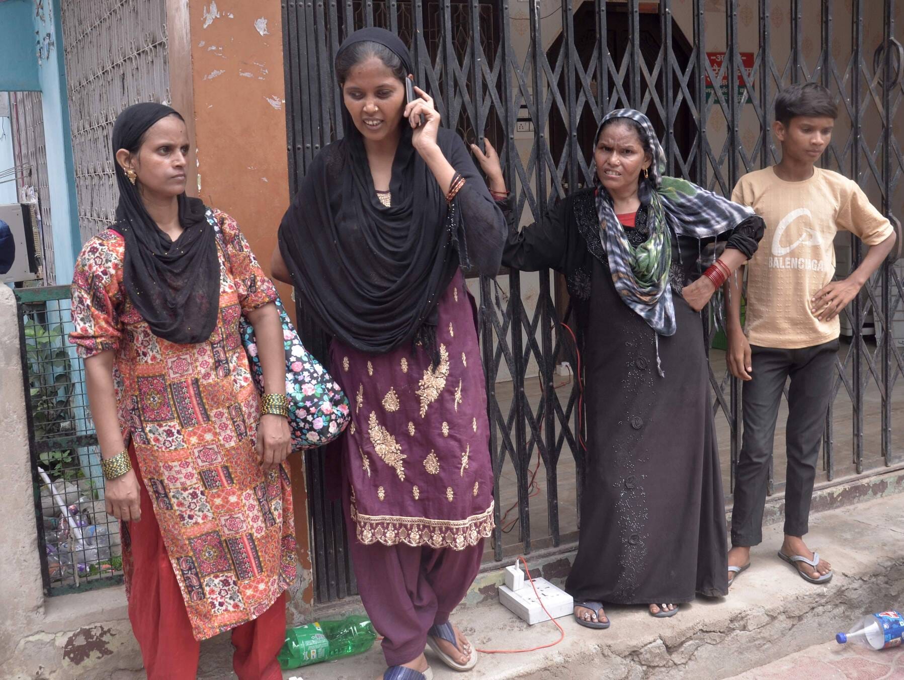 कांट में आरोपी समीर के मकान को तोड़ती जेसीबी। संवाद कांट में आरोपी समीर के मकान को तोड़ती जेसीबी। संवाद