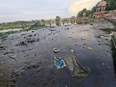 कुड़ियाघाट पर गोमती नदी में जाम गाद और जलकुंभी। कुड़ियाघाट पर गोमती नदी में जाम गाद और जलकुंभी।