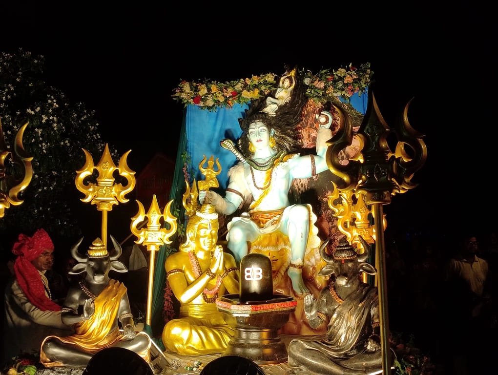 मां गंगे सावन ज्योत यात्रा में ज्योत को ले जाते सभा के सदस्य। संवाद