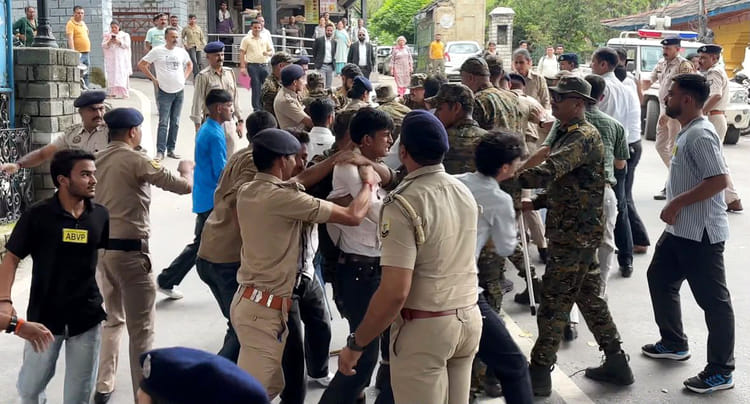 मंडी में उपायुक्त कार्यालय के बाहर एबीवीपी के धरने के दौरान हुई पुलिस व कार्यकर्ताओं में झड़प म मंडी में उपायुक्त कार्यालय के बाहर एबीवीपी के धरने के दौरान हुई पुलिस व कार्यकर्ताओं में झड़प म