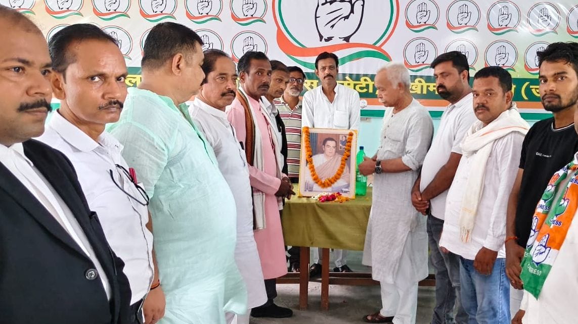 मूकबधिर विद्यालय में बच्चों के बीच मौजूद कांग्रेस पदाधिकारी। संवाद मूकबधिर विद्यालय में बच्चों के बीच मौजूद कांग्रेस पदाधिकारी। संवाद