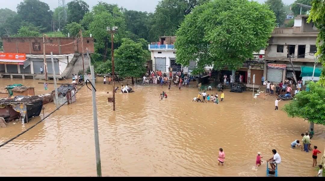 मंदाकिनी के रौद्र रूप के बाद रामघाट का नजारा। स्रोत: प्रशासन मंदाकिनी के रौद्र रूप के बाद रामघाट का नजारा। स्रोत: प्रशासन