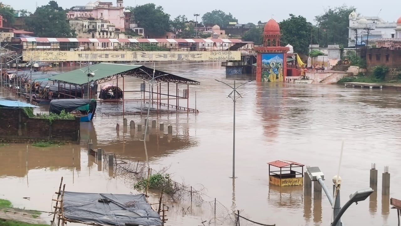 मंदाकिनी के रौद्र रूप के बाद रामघाट का नजारा। स्रोत: प्रशासन मंदाकिनी के रौद्र रूप के बाद रामघाट का नजारा। स्रोत: प्रशासन