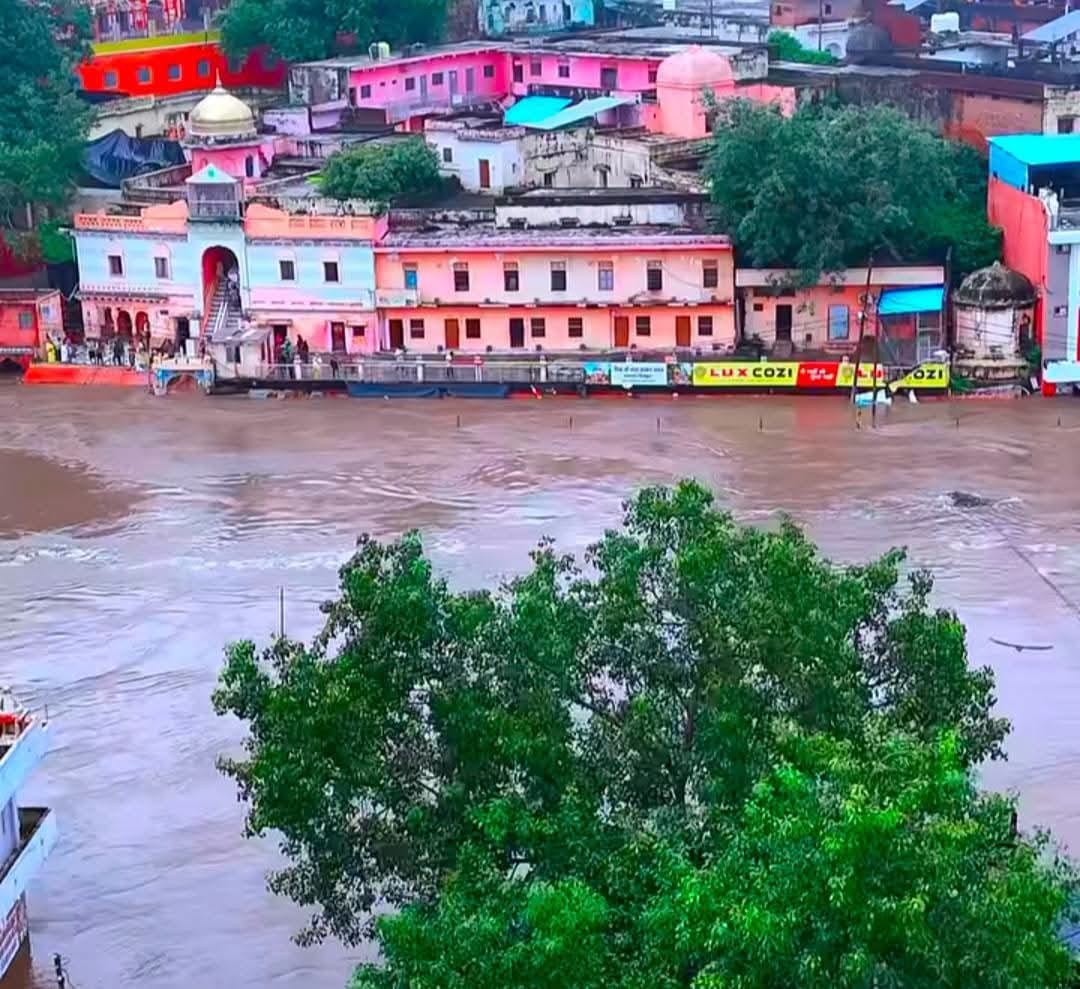 मंदाकिनी के रौद्र रूप के बाद रामघाट का नजारा। स्रोत: प्रशासन मंदाकिनी के रौद्र रूप के बाद रामघाट का नजारा। स्रोत: प्रशासन