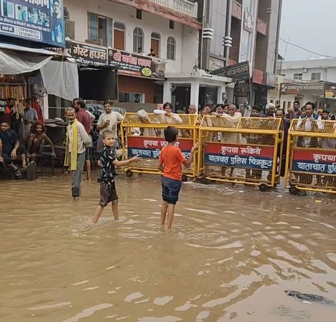 मंदाकिनी के रौद्र रूप के बाद रामघाट का नजारा। स्रोत: प्रशासन मंदाकिनी के रौद्र रूप के बाद रामघाट का नजारा। स्रोत: प्रशासन