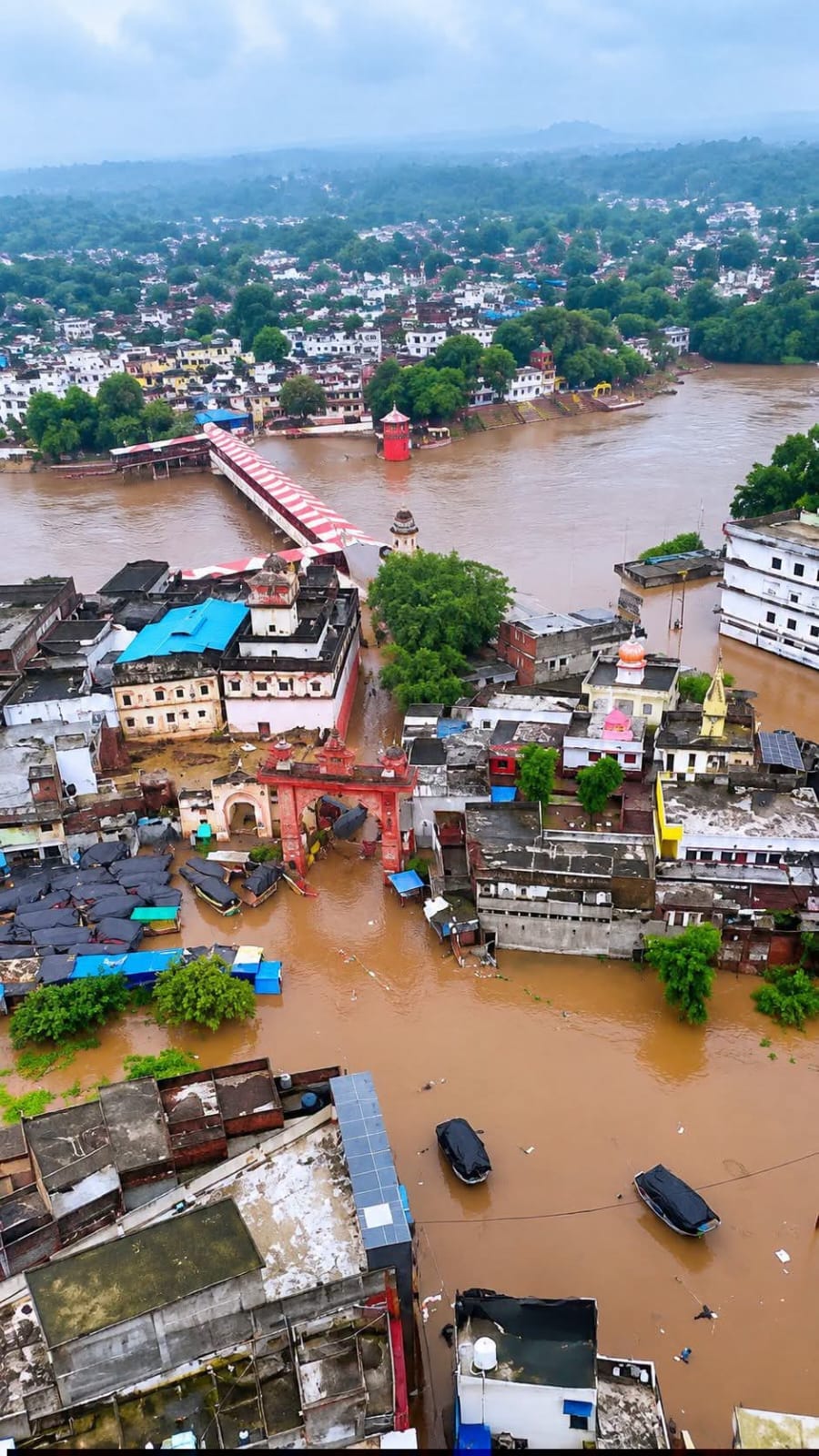 मंदाकिनी के रौद्र रूप के बाद रामघाट का नजारा। स्रोत: प्रशासन मंदाकिनी के रौद्र रूप के बाद रामघाट का नजारा। स्रोत: प्रशासन