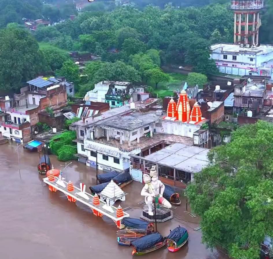 मंदाकिनी के रौद्र रूप के बाद रामघाट का नजारा। स्रोत: प्रशासन मंदाकिनी के रौद्र रूप के बाद रामघाट का नजारा। स्रोत: प्रशासन