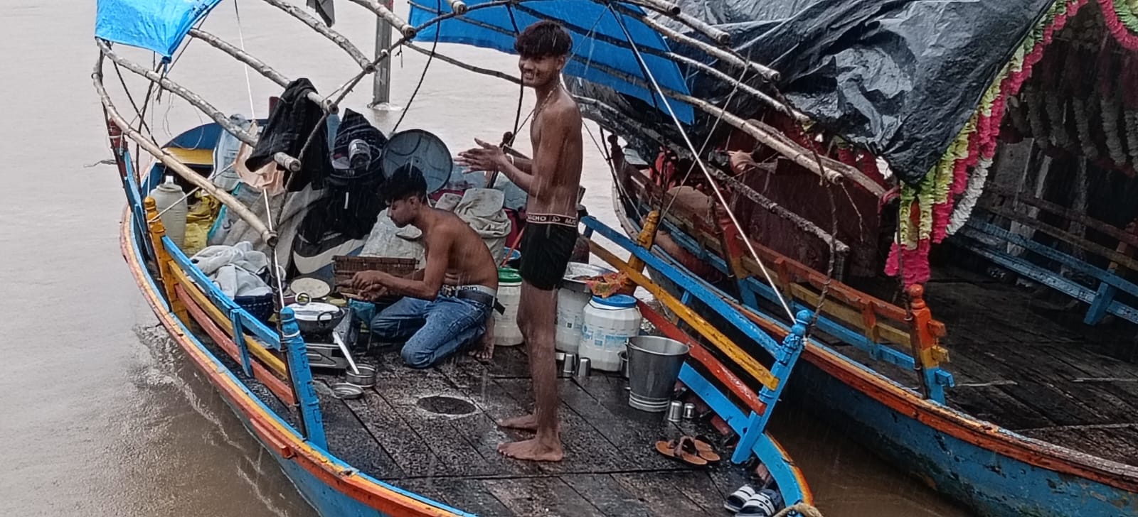 मंदाकिनी के रौद्र रूप के बाद रामघाट का नजारा। स्रोत: प्रशासन मंदाकिनी के रौद्र रूप के बाद रामघाट का नजारा। स्रोत: प्रशासन