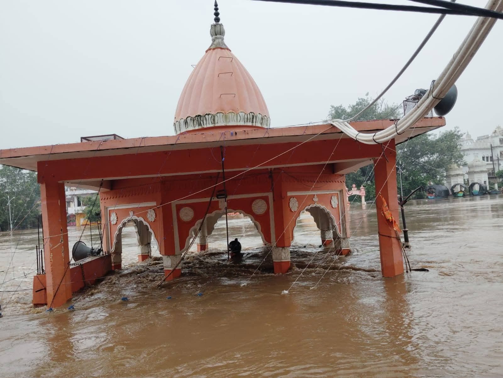 मंदाकिनी के रौद्र रूप के बाद रामघाट का नजारा। स्रोत: प्रशासन मंदाकिनी के रौद्र रूप के बाद रामघाट का नजारा। स्रोत: प्रशासन