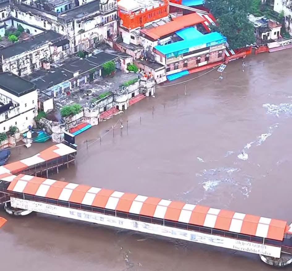 मंदाकिनी के रौद्र रूप के बाद रामघाट का नजारा। स्रोत: प्रशासन मंदाकिनी के रौद्र रूप के बाद रामघाट का नजारा। स्रोत: प्रशासन