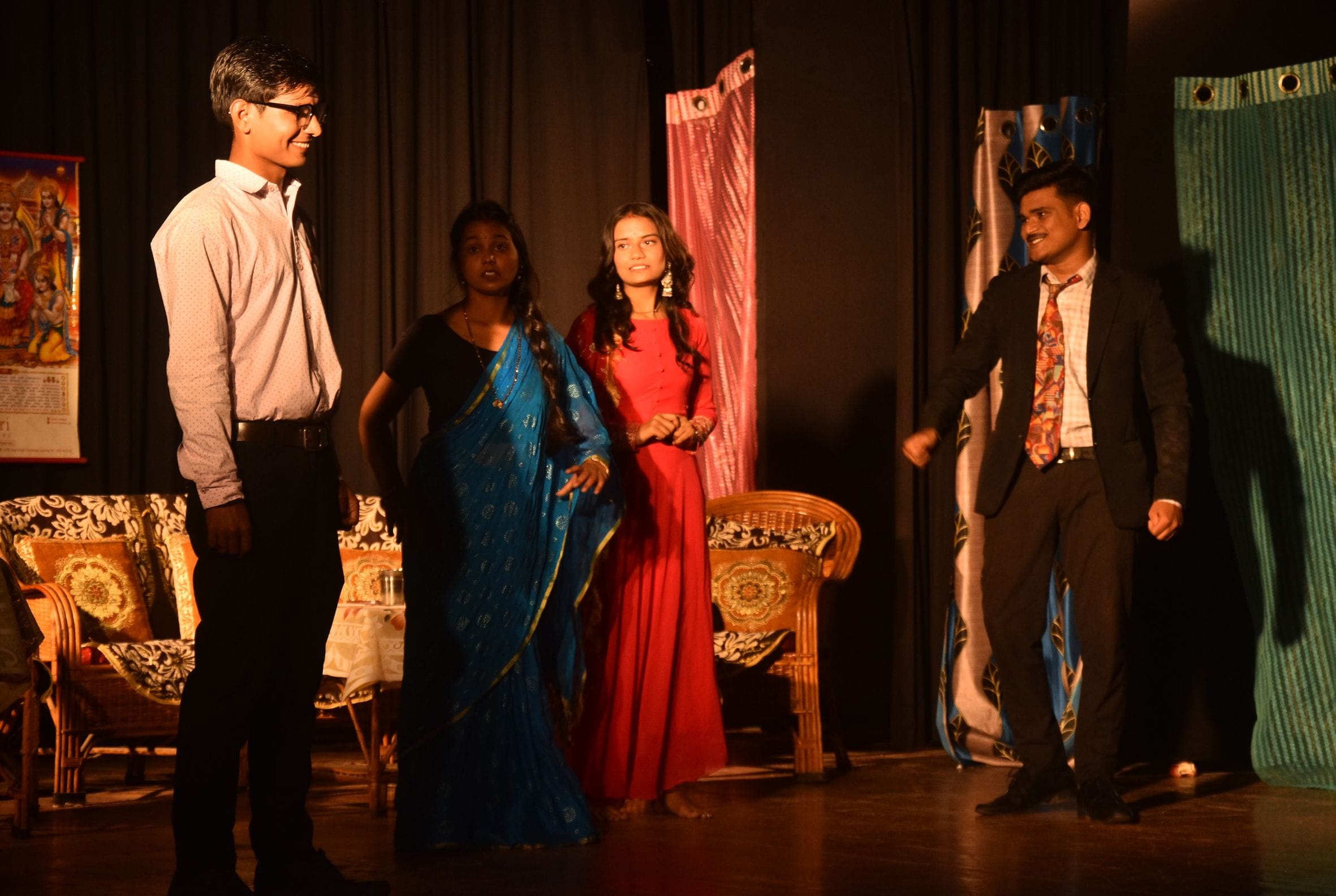 नाटक घर की मुर्गी दाल बराबर के मंचन ने दी सीख नाटक घर की मुर्गी दाल बराबर के मंचन ने दी सीख