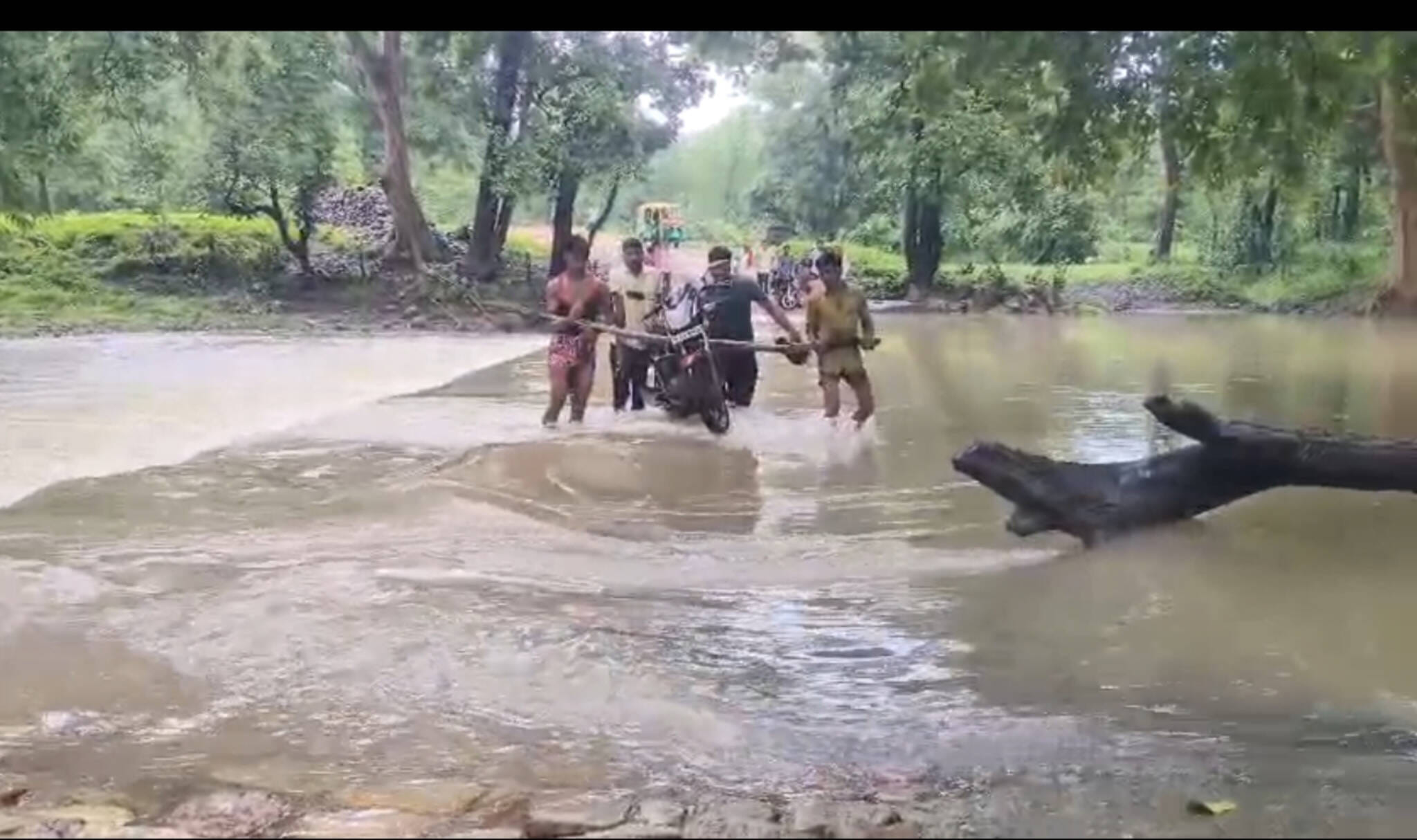 पन्ना में तेंदू घाट डैम के पांच गेट खोले गए पत्नी नदी का जल स्तर बढ़ा निचली बस्तियों में हाई अल पन्ना में तेंदू घाट डैम के पांच गेट खोले गए पत्नी नदी का जल स्तर बढ़ा निचली बस्तियों में हाई अल