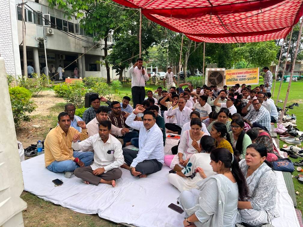 पटवार भवन में पटवारियों के कार्यालयों में पर लटकते ताले। संवाद पटवार भवन में पटवारियों के कार्यालयों में पर लटकते ताले। संवाद