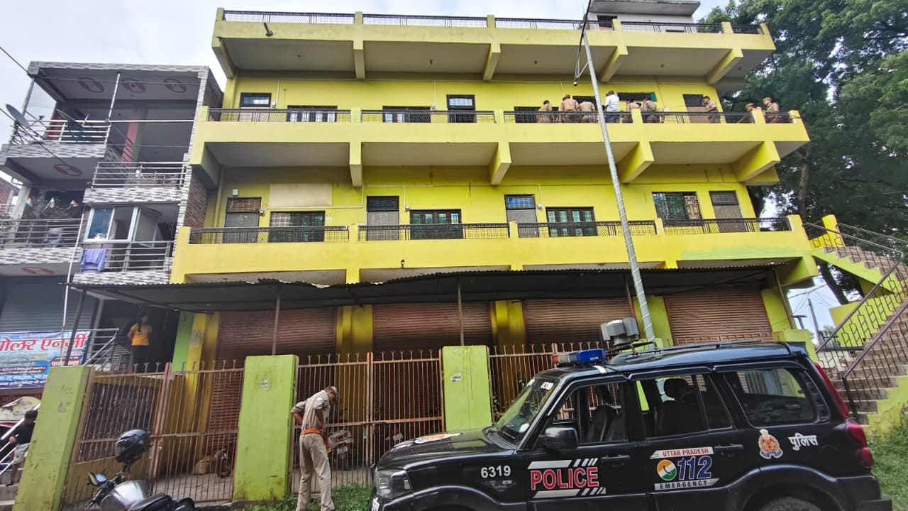 सिपाही की पत्नी की मौत के बाद मकान के बाहर लगी लोगों की भीड़। संवाद सिपाही की पत्नी की मौत के बाद मकान के बाहर लगी लोगों की भीड़। संवाद