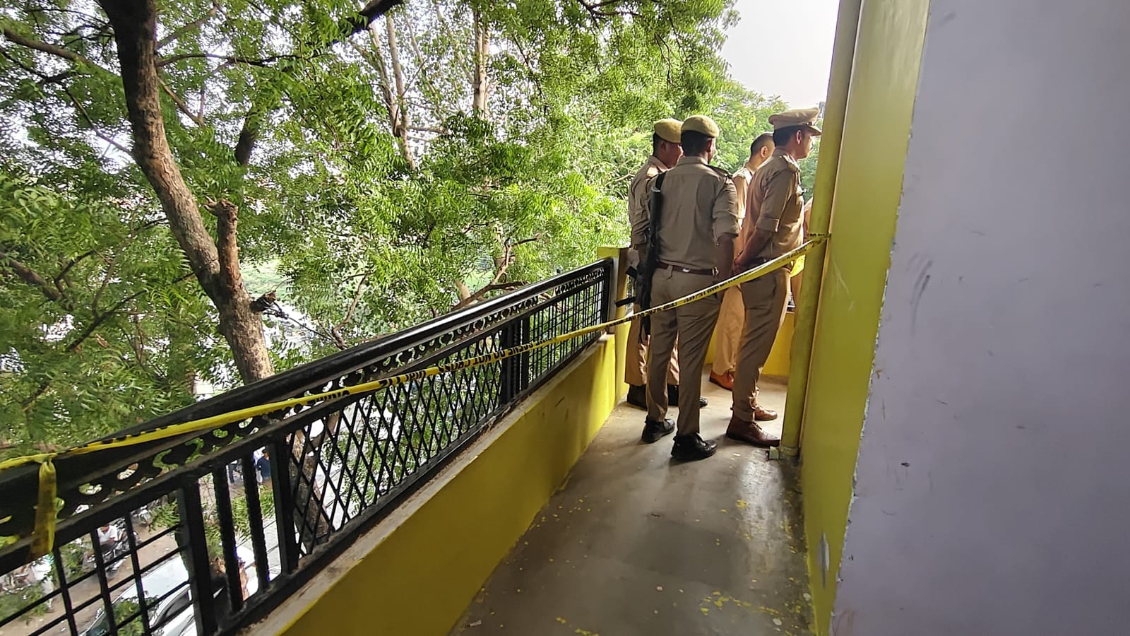 सिपाही की पत्नी की मौत के बाद मकान के बाहर लगी लोगों की भीड़। संवाद सिपाही की पत्नी की मौत के बाद मकान के बाहर लगी लोगों की भीड़। संवाद
