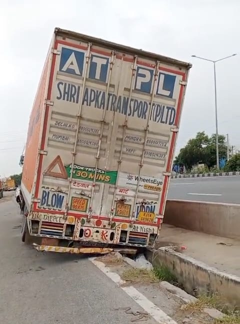 सर्विस लेन के साथ बने नाले में गिरा वाहन। संवाद
