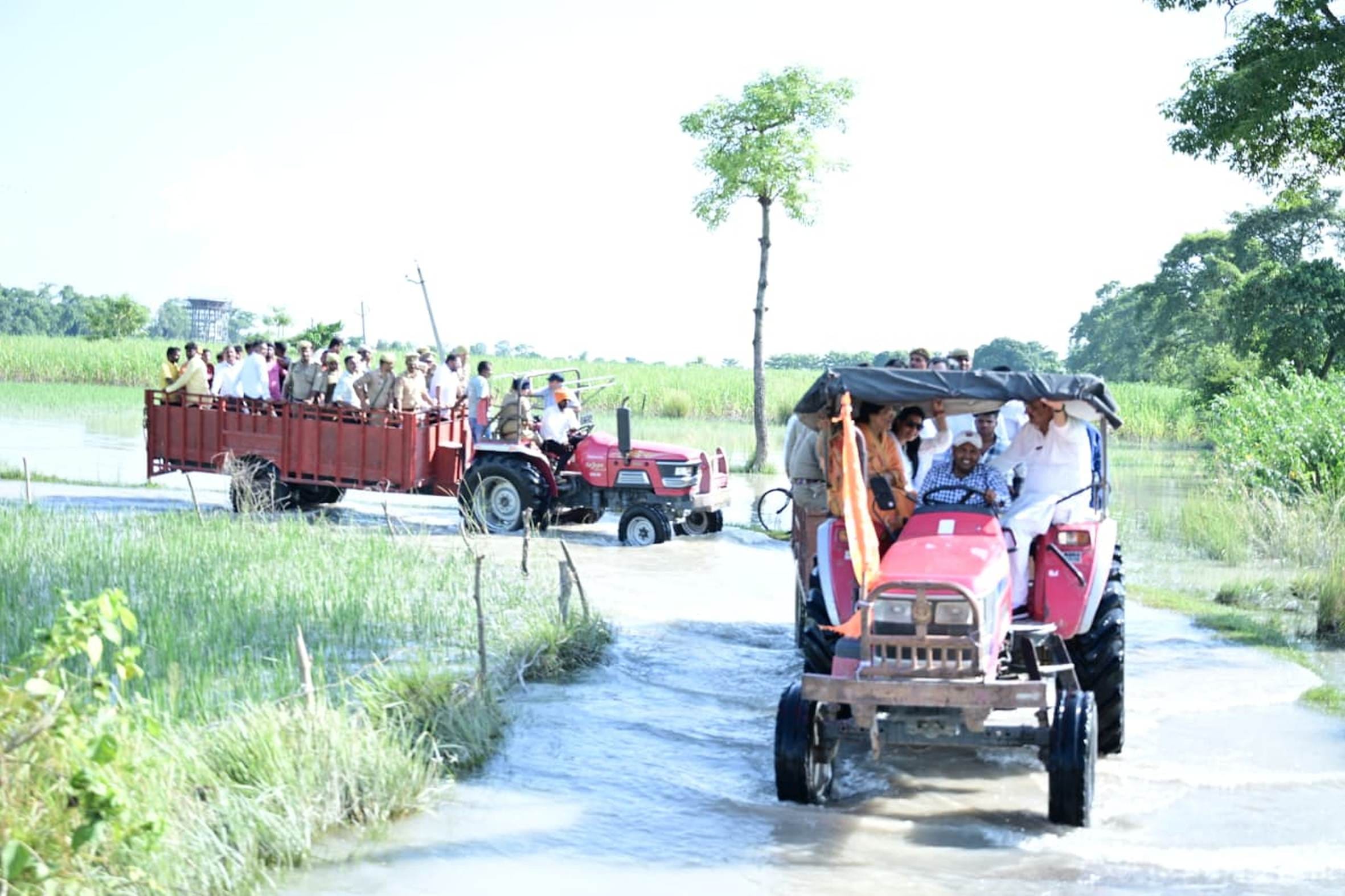 सरयू में बाढ़ व प्रभावित इलाकों का दौरा करते प्रभारी मंत्री।