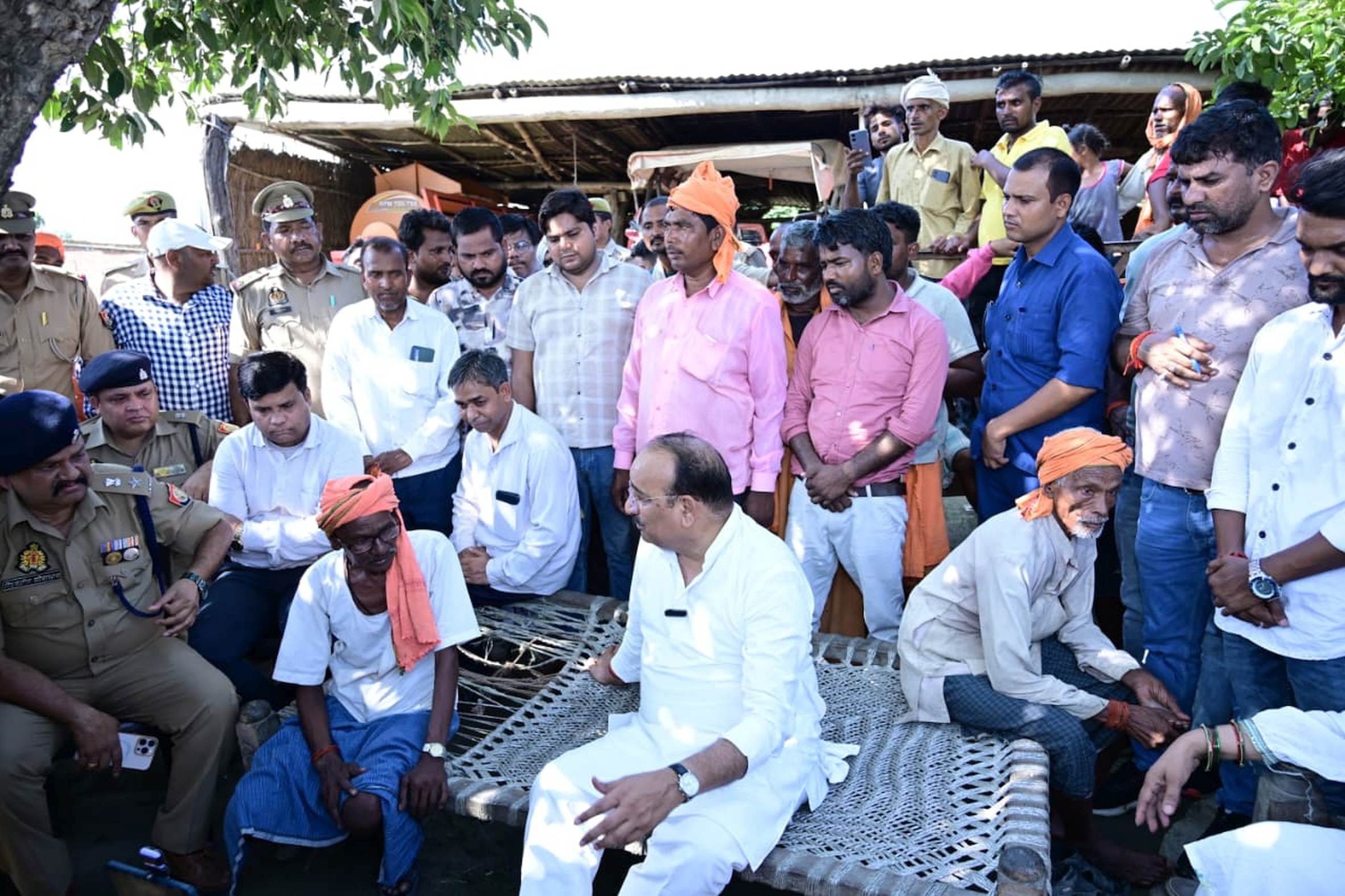 सरयू में बाढ़ व प्रभावित इलाकों का दौरा करते प्रभारी मंत्री।