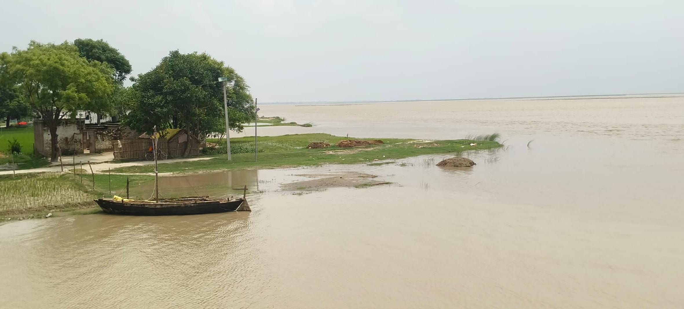 सरयू में बाढ़ व प्रभावित इलाकों का दौरा करते प्रभारी मंत्री।