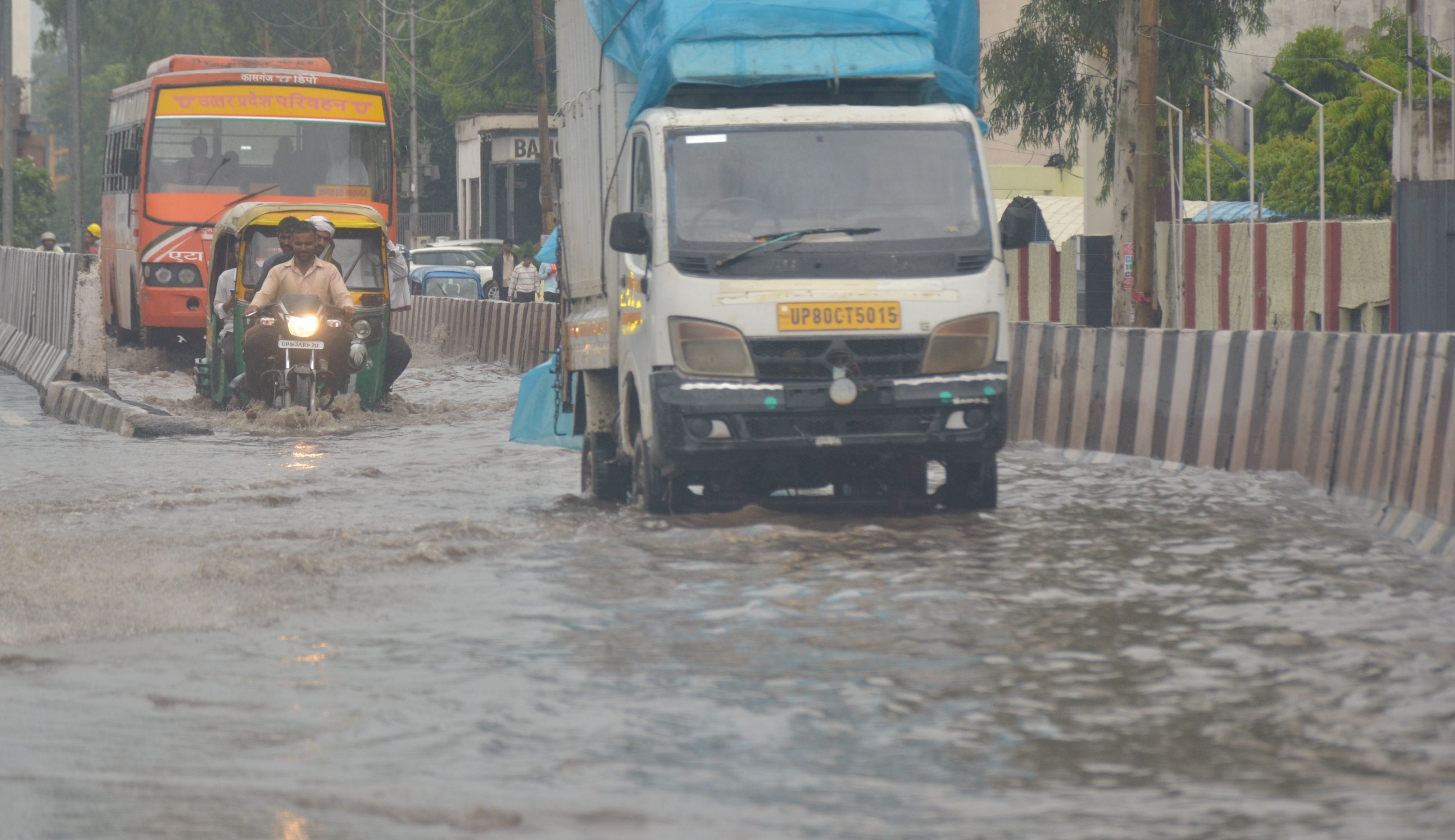 सड़कें पानी में डूब गईं। सड़कें पानी में डूब गईं।