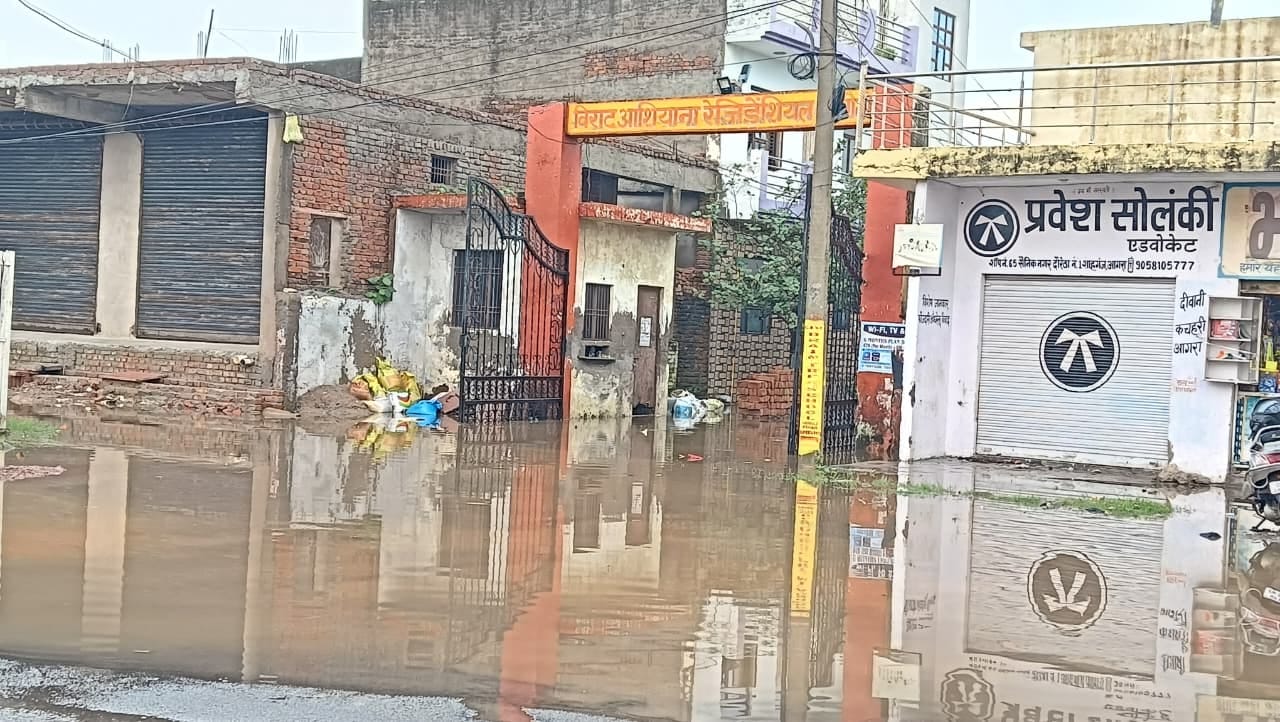 सड़कें पानी में डूब गईं। सड़कें पानी में डूब गईं।
