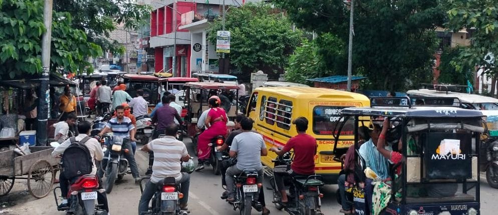 शाहजहांपुर में जेल रोड पर लगा जाम। संवाद