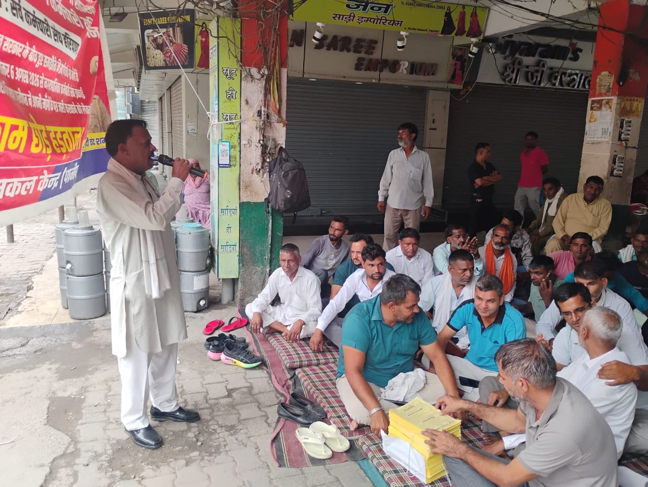 शिक्षा मंत्री महीपाल ढांडा को ज्ञापन सौंपते यूनियन नेता। स्रोत : यूनियन