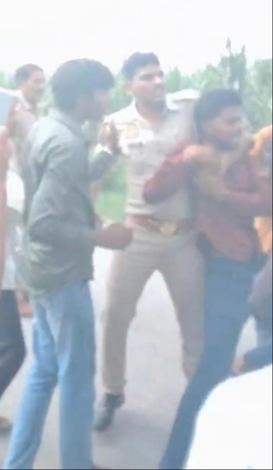 शामली में बधेव चौराहे पर मौजूद ग्रामीणों की भीड़। संवाद शामली में बधेव चौराहे पर मौजूद ग्रामीणों की भीड़। संवाद