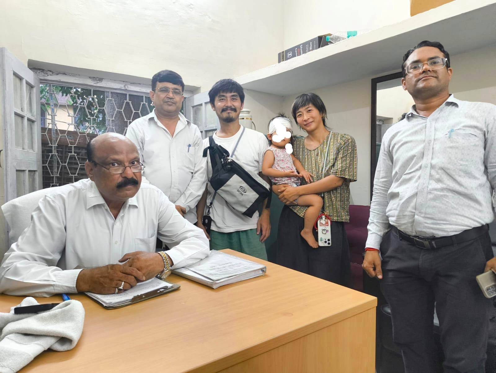 ट्रेन की बर्थ से गिरी जापानी बच्ची, हुई घायल, ऐशबाग में मिला इलाज ट्रेन की बर्थ से गिरी जापानी बच्ची, हुई घायल, ऐशबाग में मिला इलाज