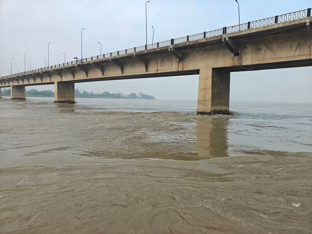 दोहरीघाट नगर पंचायत के मल्लाह टोला में नाले में पहुंचा सरयू नदी का पानी दोहरीघाट नगर पंचायत के मल्लाह टोला में नाले में पहुंचा सरयू नदी का पानी
