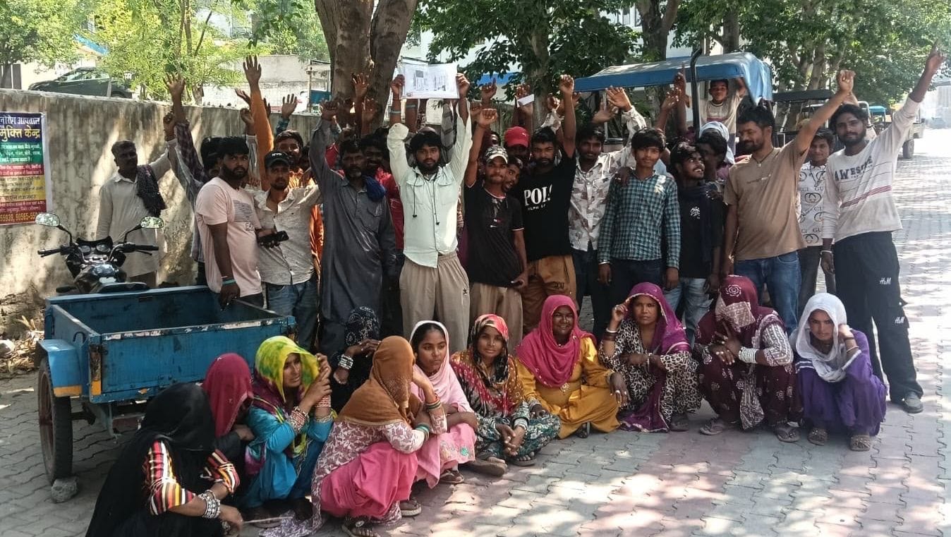 वेतन नहीं मिलने से नाराज सफाई कर्मचारी नगर निगम बद्दी कार्यालय के बाहर मुख्य साई रोड पर कूड़ा फ वेतन नहीं मिलने से नाराज सफाई कर्मचारी नगर निगम बद्दी कार्यालय के बाहर मुख्य साई रोड पर कूड़ा फ