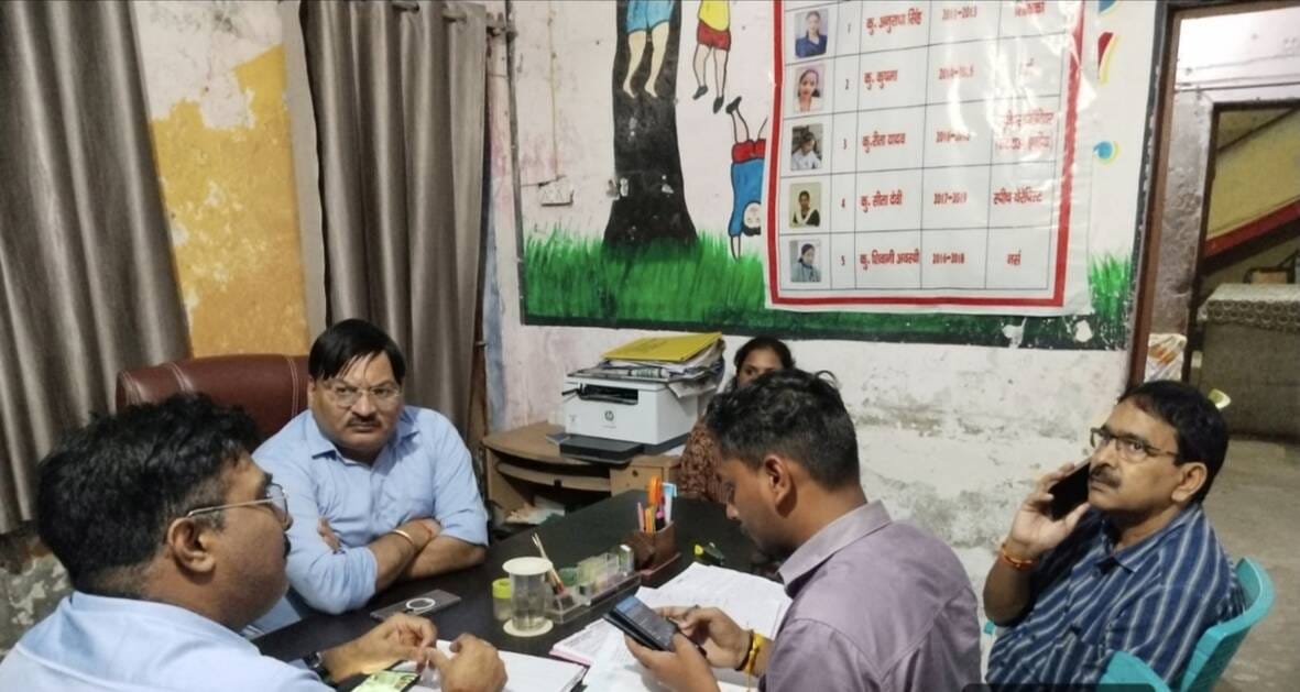 विद्यालयों का निरीक्षण करते अधिकारी।