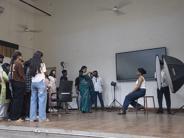 विद्यार्थियों को फोटोग्राफी की बारीकियां समझाती मेंटर तनुश्री श्रीवास्तव विद्यार्थियों को फोटोग्राफी की बारीकियां समझाती मेंटर तनुश्री श्रीवास्तव