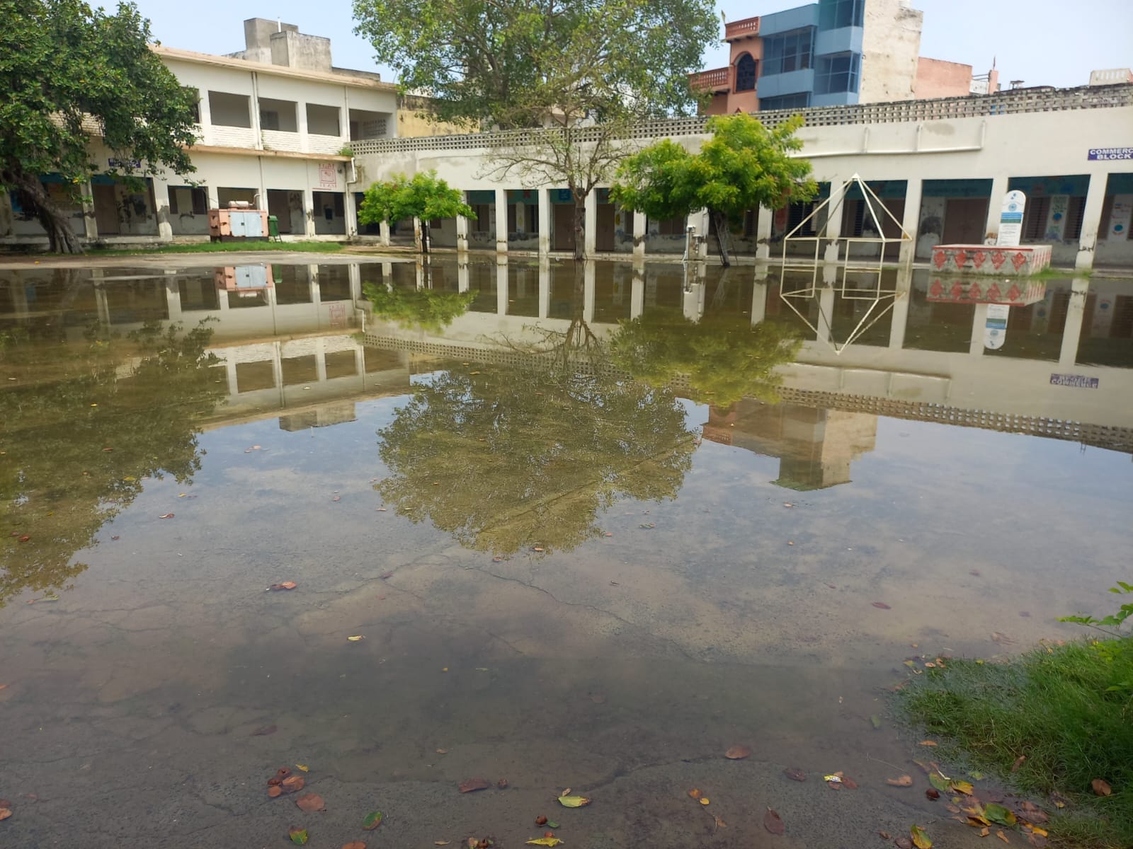 22jjrp22- बिजली गिरने के कारण मकान में आई दरार। संवाद 22jjrp22- बिजली गिरने के कारण मकान में आई दरार। संवाद