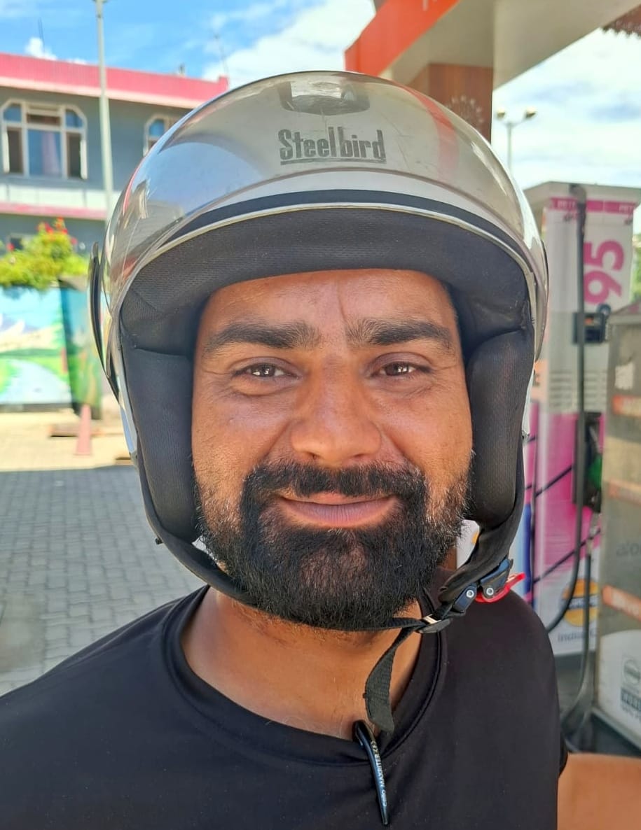 अभियान--कुल्लू-भुंतर सड़क पर बदाह मोड पर नाले के पास फैली गंदगी।-संवाद