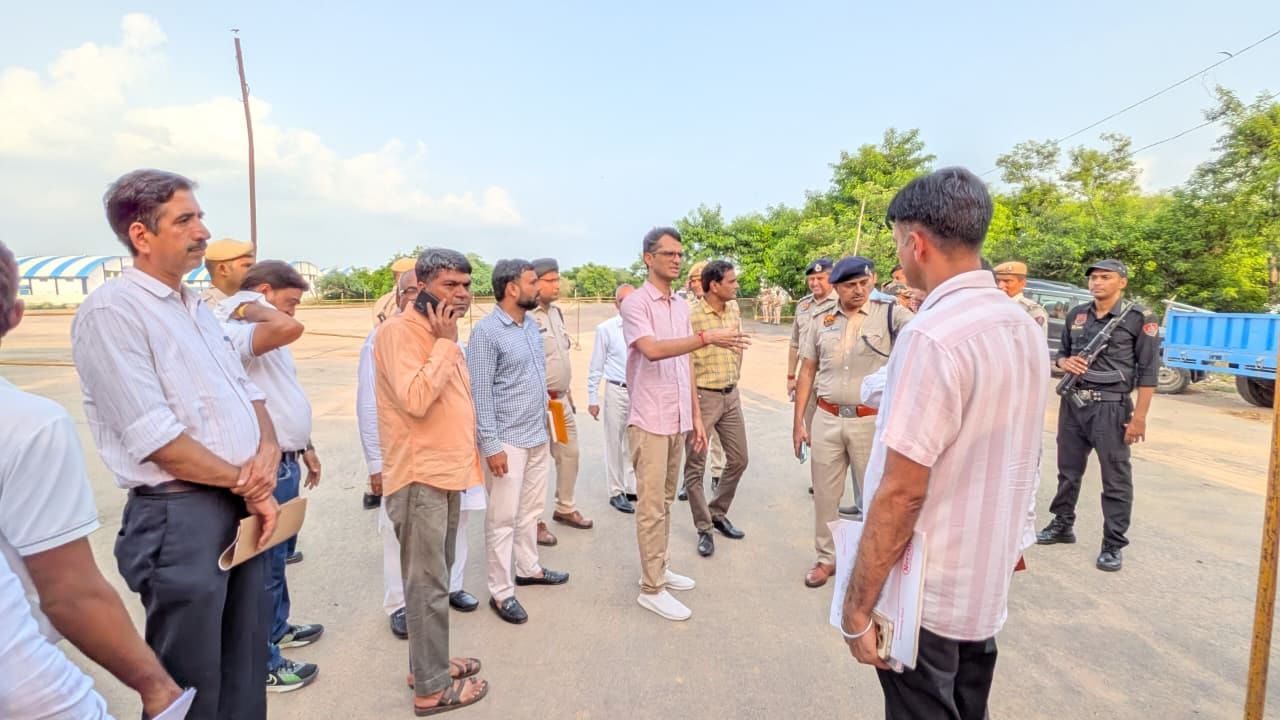 अधिकारियों से बातचीत करते पुलिस अधीक्षक हेमेंद्र कुमार मीणा। संवाद अधिकारियों से बातचीत करते पुलिस अधीक्षक हेमेंद्र कुमार मीणा। संवाद