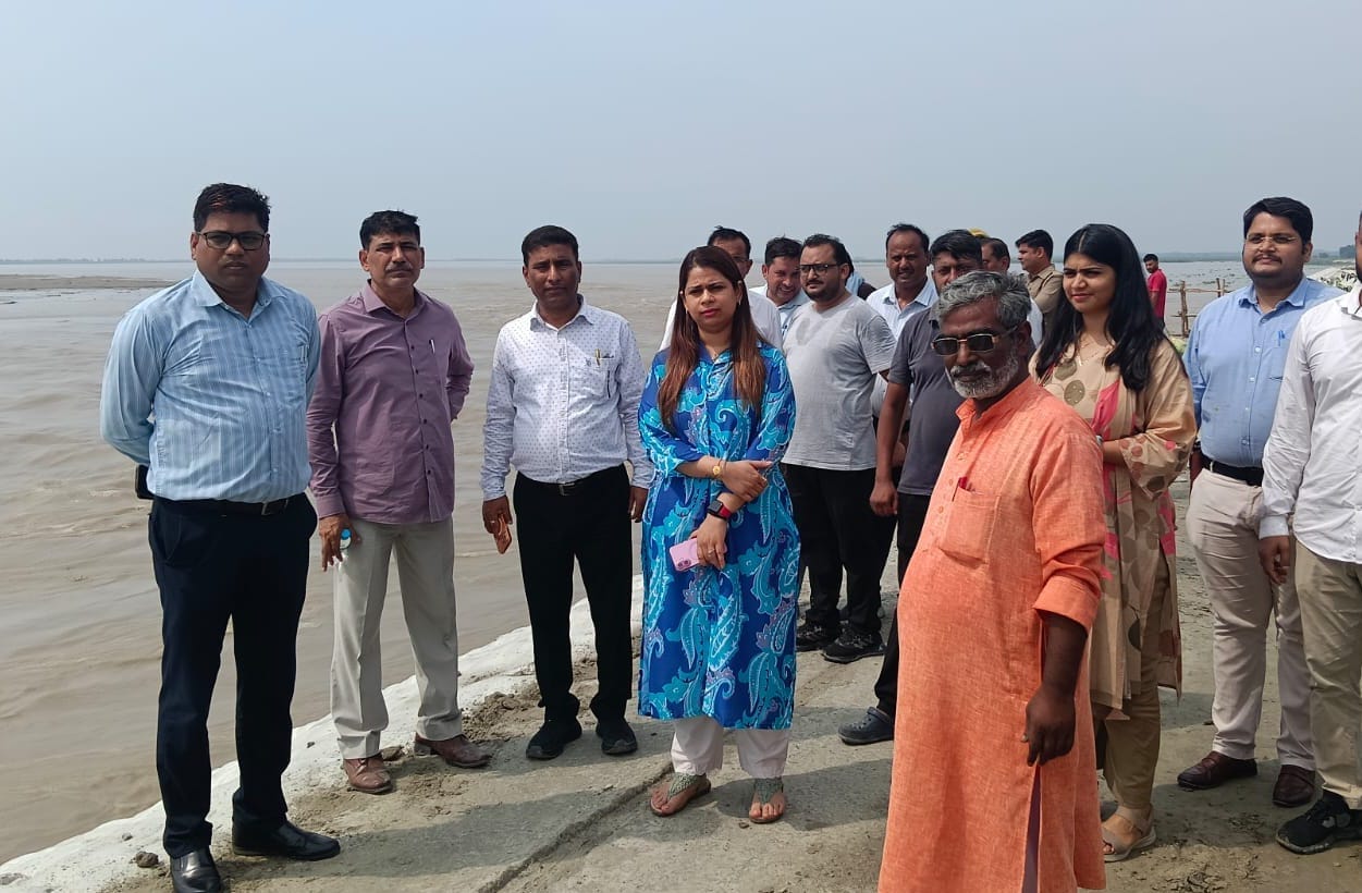 बिजनौर में बैराज के तटबंध पर बाढ़ निरोधी कार्य के लिए चलती जेसीबी। संवाद बिजनौर में बैराज के तटबंध पर बाढ़ निरोधी कार्य के लिए चलती जेसीबी। संवाद