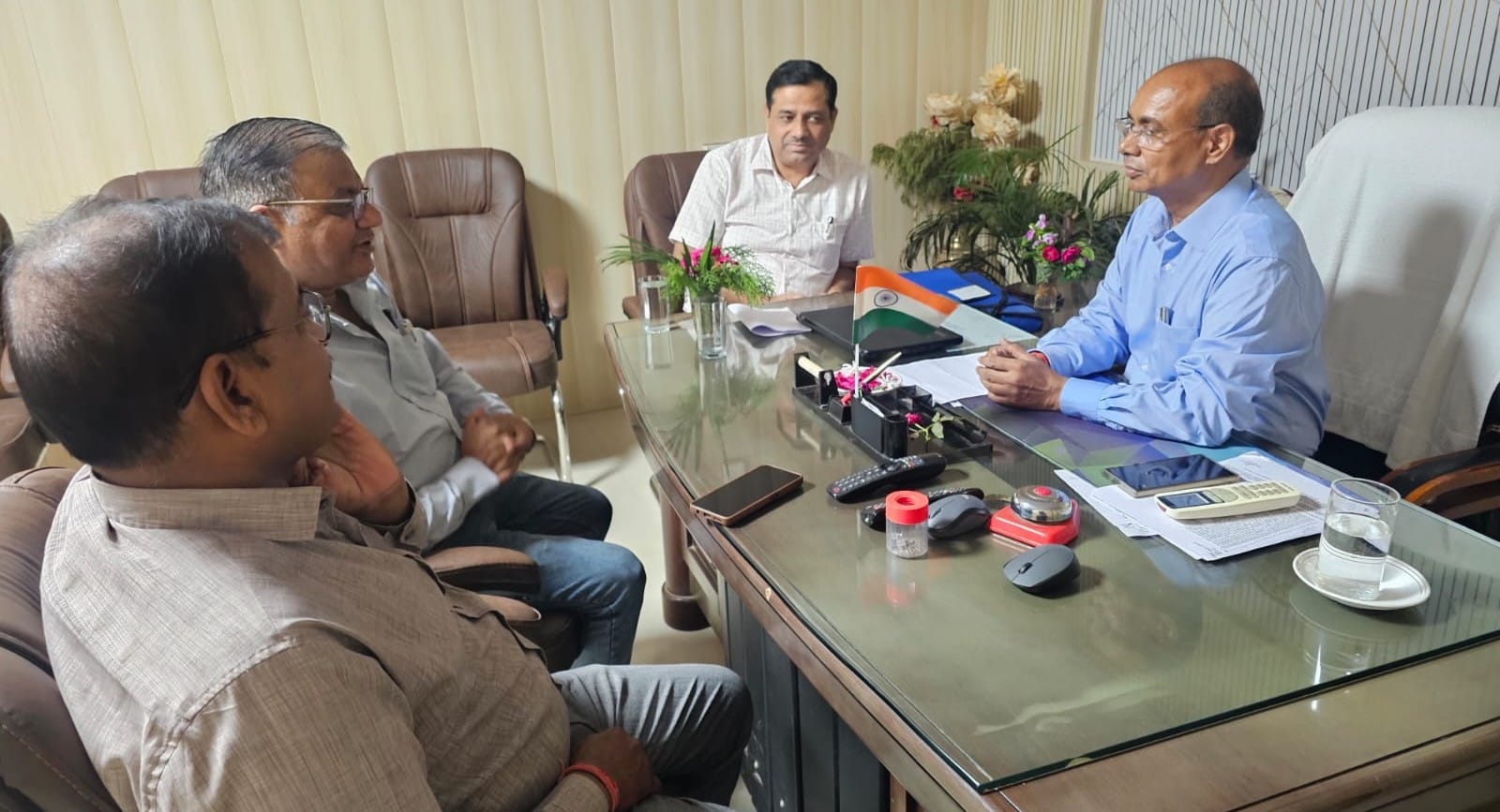 बलरामपुर के संयुक्त जिला चिकित्सालय में जांच करती विजलेंस टीम । बलरामपुर के संयुक्त जिला चिकित्सालय में जांच करती विजलेंस टीम ।