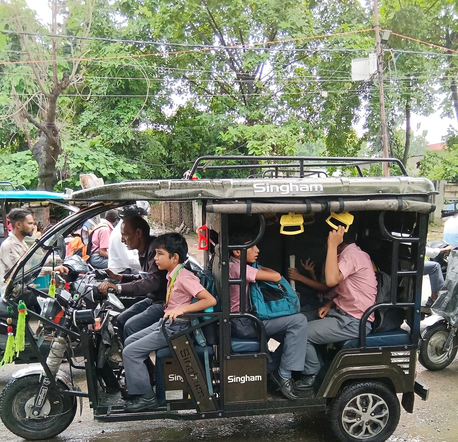 बिना सुरक्षा इंतजाम के स्कूली बच्चों को ले जाता ई-रिक्शा। संवाद बिना सुरक्षा इंतजाम के स्कूली बच्चों को ले जाता ई-रिक्शा। संवाद