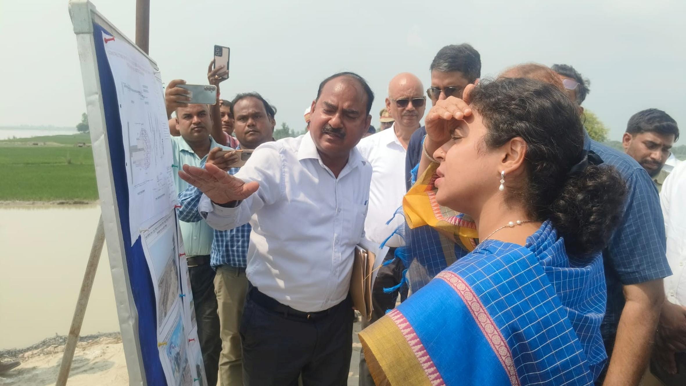 बाढ़ से कटान करती सरयू नदी व प्रभावित इलाकों का दौरा करतीं मंडलायुक्त दुर्गा शक्ति नागपाल।