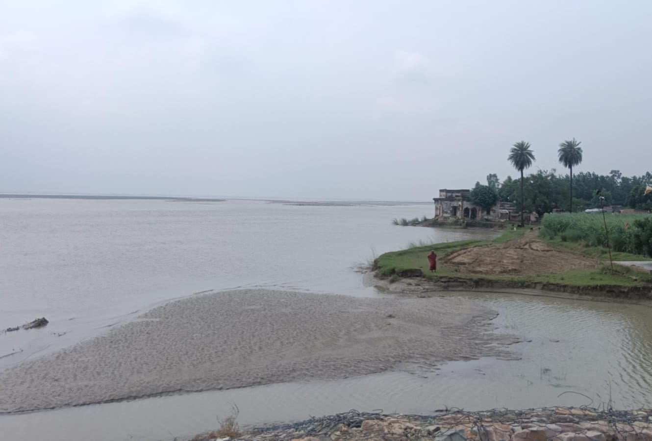 बाढ़ से कटान करती सरयू नदी व प्रभावित इलाकों का दौरा करतीं मंडलायुक्त दुर्गा शक्ति नागपाल।